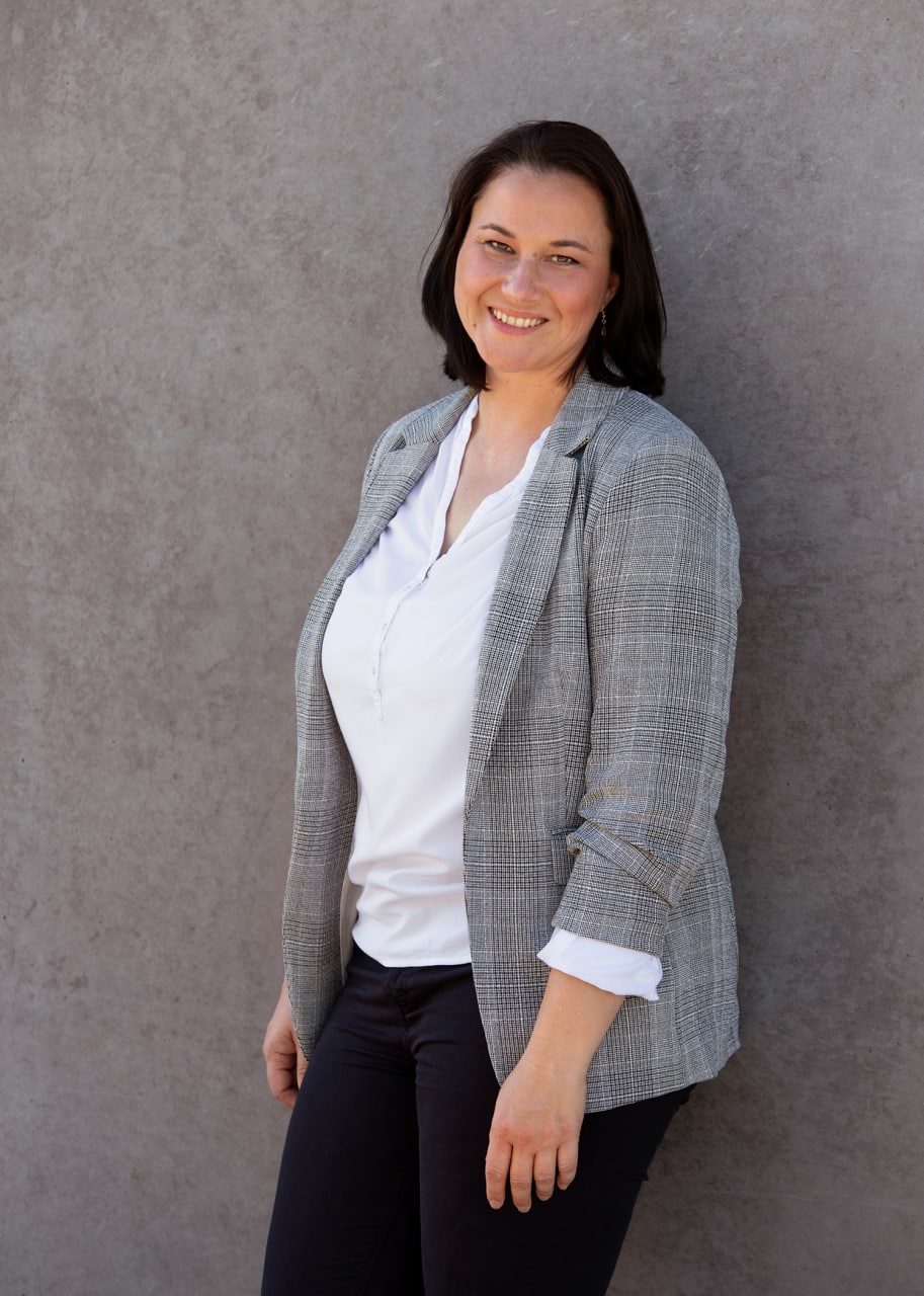 Angela Brkic vor grauem Hintergrund