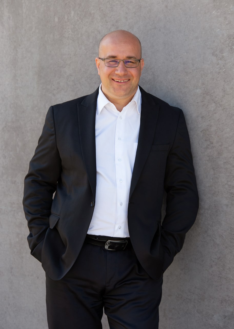 Zeljko Brkic vor grauem Hintergrund